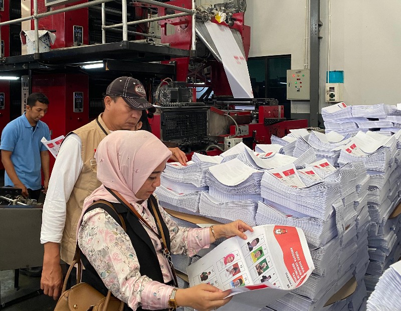 Anggota Bawaslu Riau Patminah Nularna melihat hasil cetak surat suara di PT Macananjaya Cemerlang di Jateng (foto/ist)