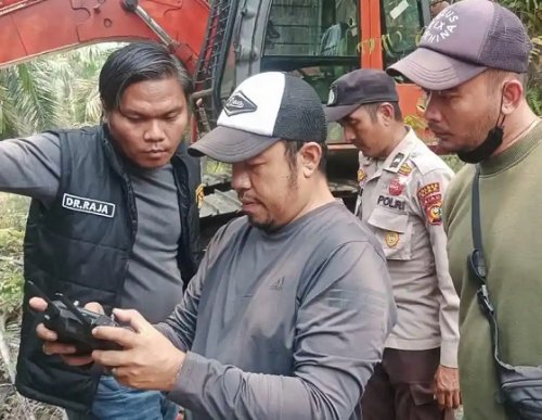 asat Reskrim Polres Siak AKP Raja Kosmos P bersama Kepala Bidang Pengairan Dinas PUPR Siak OK Mohd Rizky Pranajaya saat melalukan olah TKP di lokasi Karhutla Dayun, Senin (7/9/2026). 