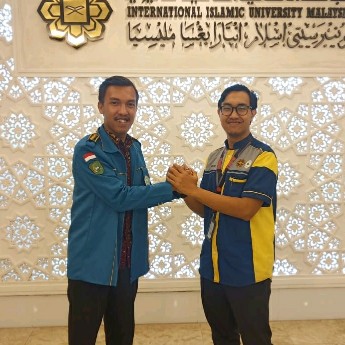 Presiden BEM UIR, Hengky Primana dengan President Students Representatives Council (SPC) IIUM Ahmad Irham bin Dollah.