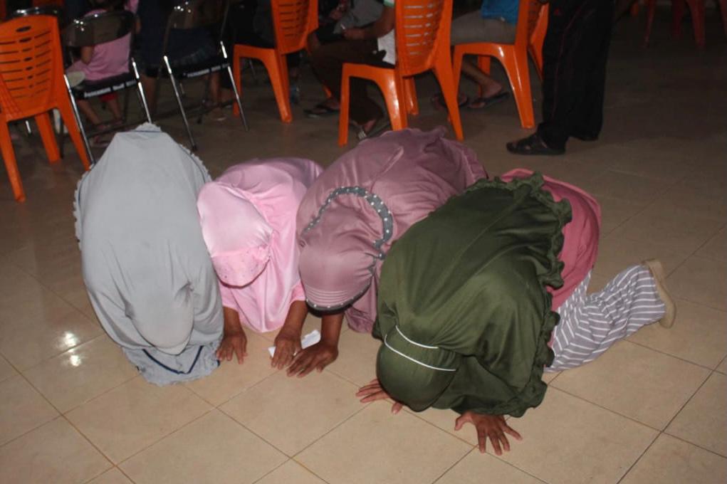 Ibu-ibu pekerja Kopsa M sujud syukur sesaat usai menerima gaji yang berasal dari dana talangan PTPN V, Rabu malam (3/11/2021). Foto Ist