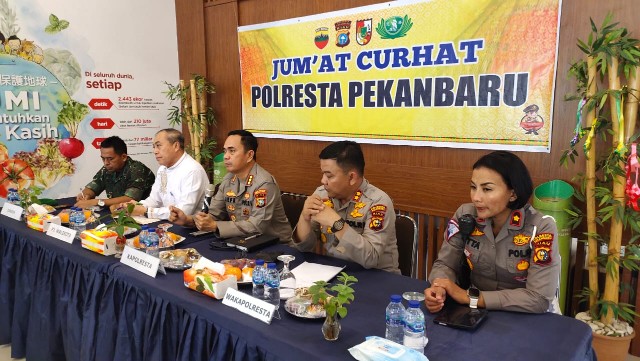 Kapolresta Pekanbaru Kombes Jefri bersama Wakapolresta Pekanbaru, AKBP Hengki, Kasat Lantas Kompol Birgitta, saat Jumat Curhat (foto/bayu)