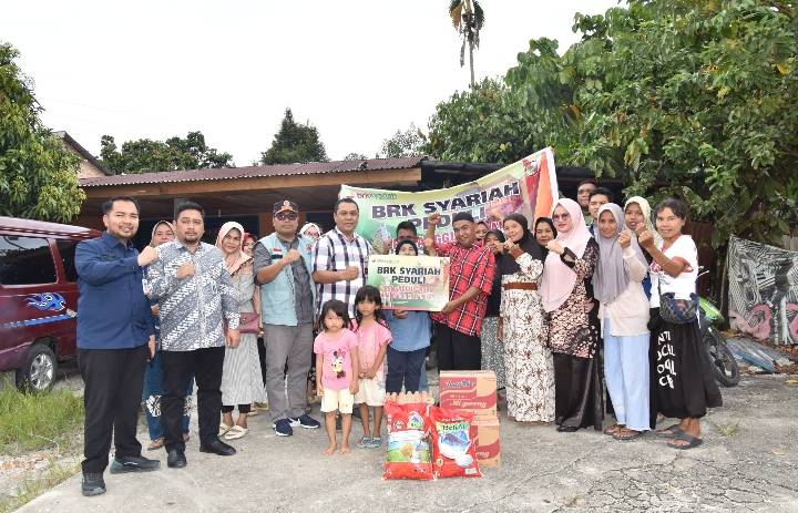 BRK Syariah foto bersama disela-sela penyaluran sembako untuk korban terdampak banjir di Rumbai, Kamis (1/2/2024). Foto IST