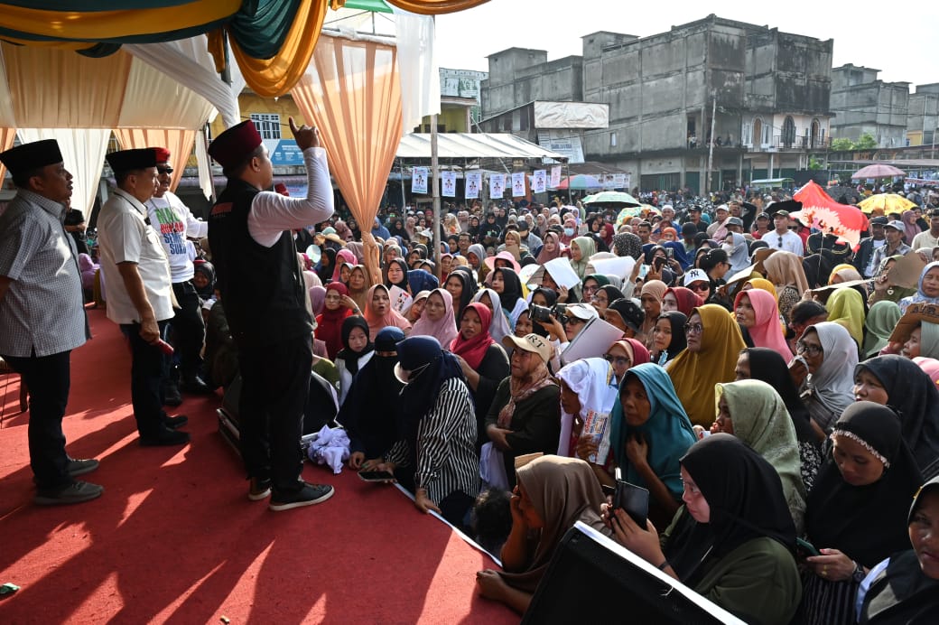 Tumpah ruah, ribuan masyarakat di Pengalihan, Inhil ramaikan lokasi Kampanye Abdul Wahid (foto/Yuni)