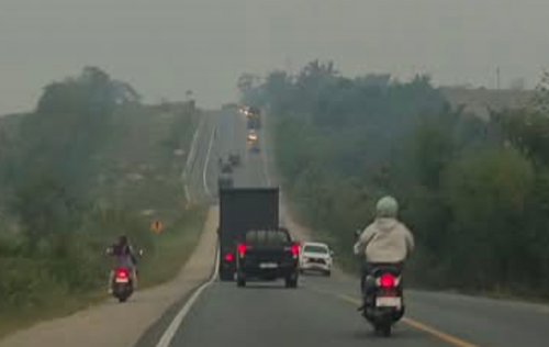 Kabut asap pekat di Jalan Lintas Timur, Kabupaten Pelalawan.(foto: barkah/halloriau.com)