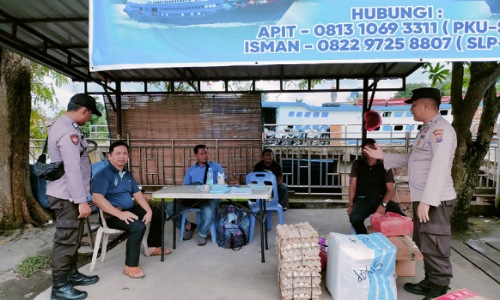 Personel KSKP saat melaksanakan cooling system di kawasan pelabuhan.(foto: bayu/halloriau.com)