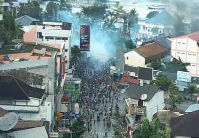 Saat terjadinya kericuhan di Jayapura. Foto: Antara