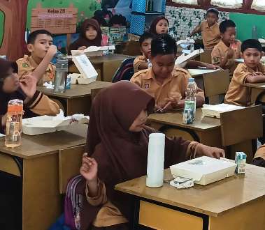 Uji coba pelaksanaan makan siang bergizi gratis di Pekanbaru.(foto: pajri/halloriau.com)