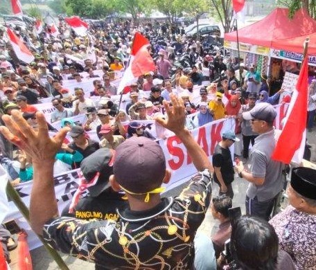 Ribuan massa di jalan Panglima Gimbam, depan Islamic Center berkumpul dan bergerak ke kantor KPU Siak dan Bawaslu Siak, Senin (28/4/2025). 
