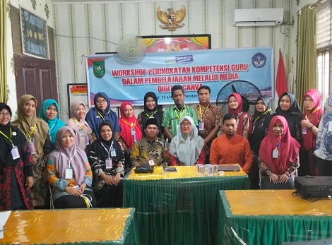 Dosen PNP Kampus Pelalawan menggelar pelatihan pengembangan kompetensi siswa di SMK Negeri 1 Pangkalan Kerinci (foto/andi)