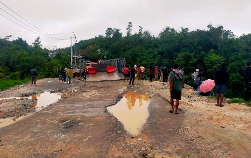 Jalan Lintas Riau-Sumbar di Desa Tanjung Alai putus.(foto: mcr)