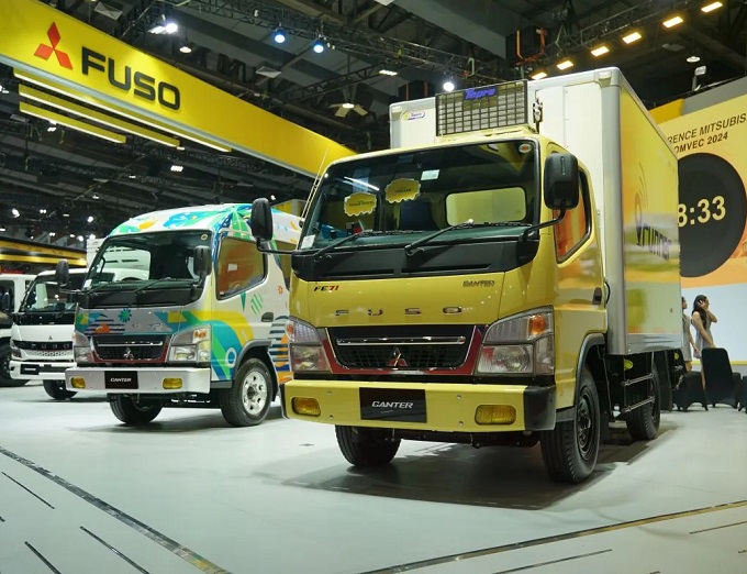 Mobil Mitsubihsi Fuso dipajang di pameran. 