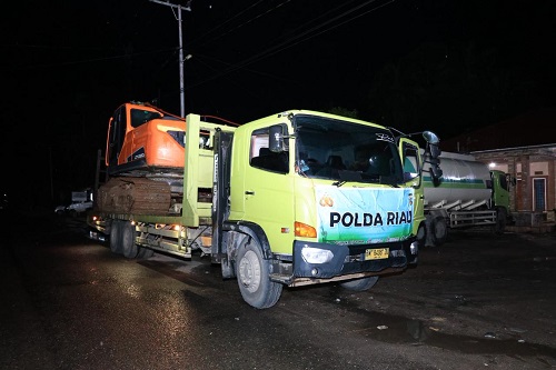 Polda Riau kirim alat berat untuk pemulihan pascabencana di Agam, Sumbar.(foto: mcr)