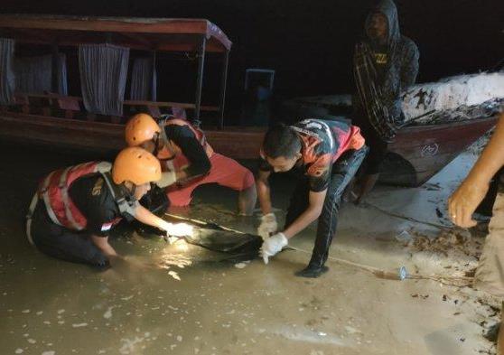 Proses evakuasi jasad Dimas di waduk PLTA Koto Panjang, Kampar.(foto: tribunpekanbaru.com)