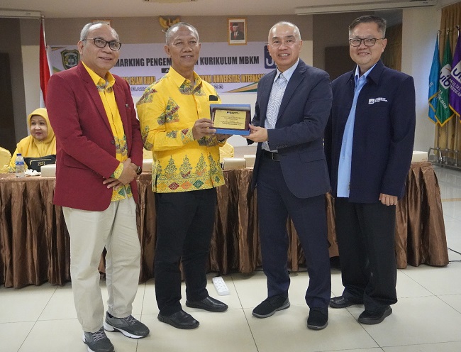 Rektor UIR Prof Dr H Syafrinaldi SH MCL menerima cenderamata dari Rektor UIB Dr Iskandar Itan SE MM didampingi Dekan Fakultas Hukum UIR Dr M Musa SH MH dan Dekan Fakultas Hukum UIB Dr Lu Sudirman SH MM MHum di Kampus Universitas International Batam, Rabu (23/08/2023).