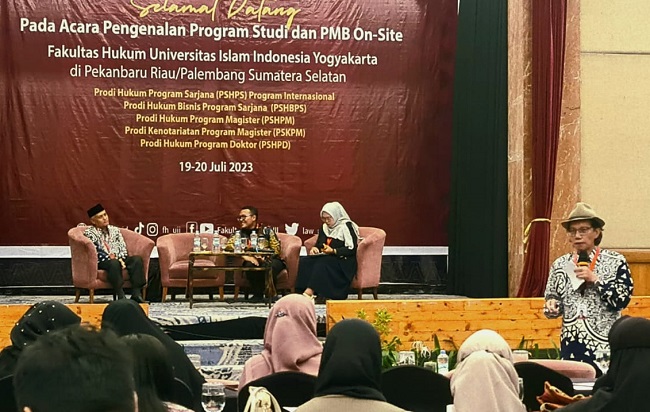 Pimpinan Fakultas Hukum UII Yogyakarta yang menjadi nara sumber Pengenalan Program Studi, masing-masing: Mukmin Zakie, Dodik Setiawan, Sefriani, Nurjihad, Agus Triyanta, Syamsudin, Idul Rishan.