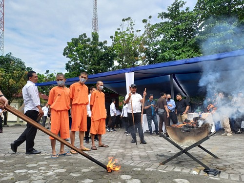 Polda Riau memusnahkan 119 kg sabu dan puluhan ribu pil ekstasi. (Foto: Risnaldi)