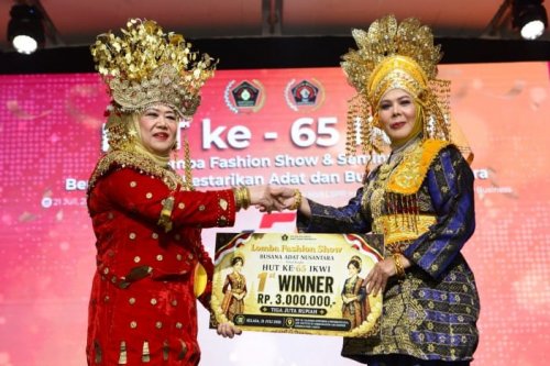 Ketua Umum IKWI, Indah Kirana, menyerahkan penghargaan ke Ketua IKWI Riau, Fatia Ulfah, atas prestasi meraih Juara I Lomba Fashion Show Busana Adat Nusantara (foto/ist)
