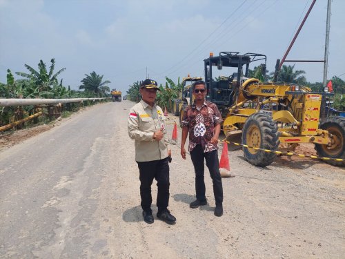 Kadis PUPR Rohil, Khoirul Fahmi bersama Kabid Jalan dan jembatan, Abdul Halim meninjau Jalan Kubu (foto/Afrizal)