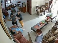 Momen lansia di Pekanbaru tewas usai dipukul berkali-kali oleh perampok terekam CCTV (tangkapan layar CCTV).