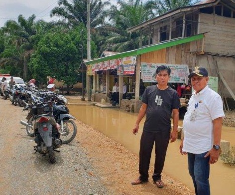 Camat Inuman Zamri meninjau banjir yang terjadi selama dua hari di Kecamatan Inuman. Foto Ist