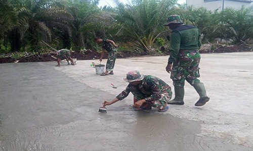 Satgas TMMD ke-115 Kodim 0313/KPR membangun jalan warga.(foto: andi/halloriau.com)