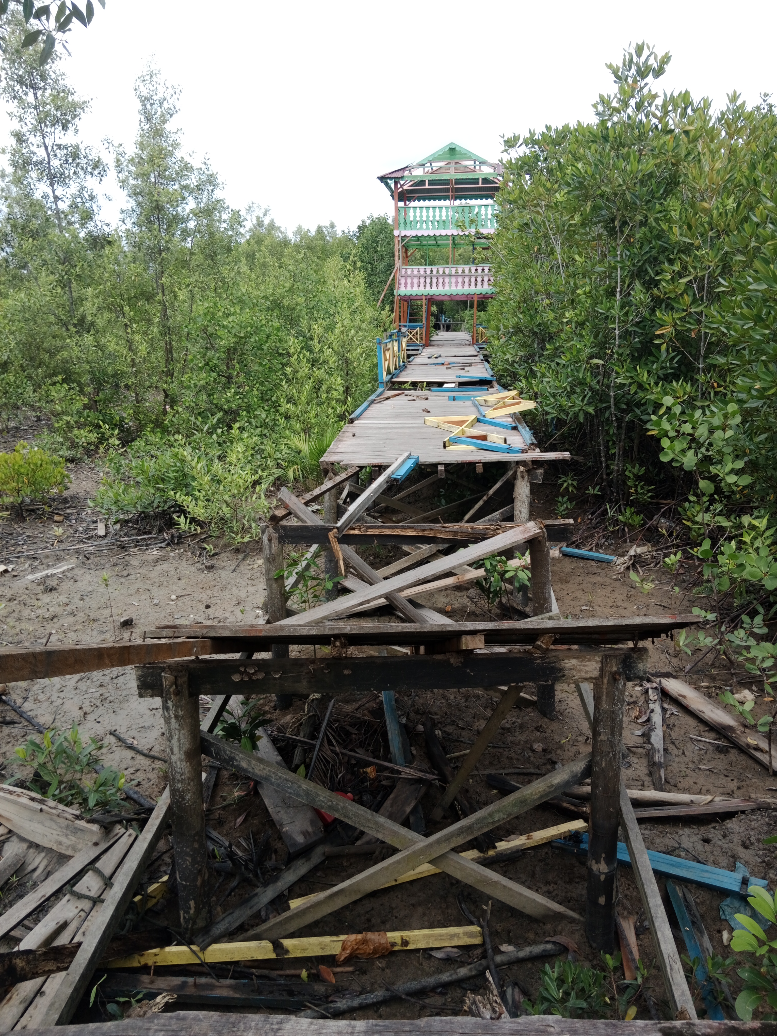 Kondisi objek wisata Jembatan Pelangi yang terabaikan