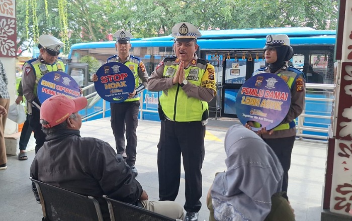 Personel Satlantas Polresta Pekanbaru menyampaikan Pemilu damai.(foto: istimewa)