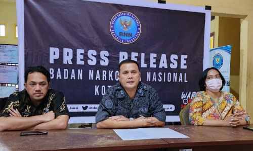 Kepala BNN Dumai AKBP Thamrin Parulian memimpin ekspos akhir tahun 2022, dikantor BNN Dumai, Kamis (29/12/2021).(foto: bambang/halloriau.com)