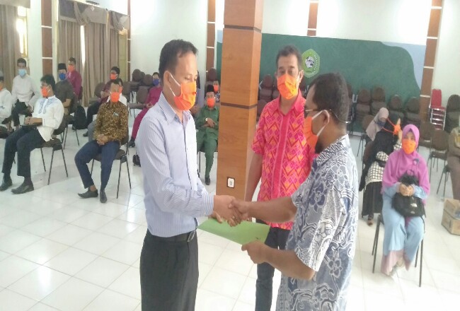 Wakil Ketua YPRH Jenewar Efendi, menyerahkan SK ke Plt Rektor UPP Hariyanto disaksikan Bendahara YPRH Arfizal Anwar.