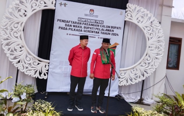 Calon Bupati dan Calon Wakil Bupati Pelalawan, Zukri-Husni Thamrin di KPU (foto/Andy)