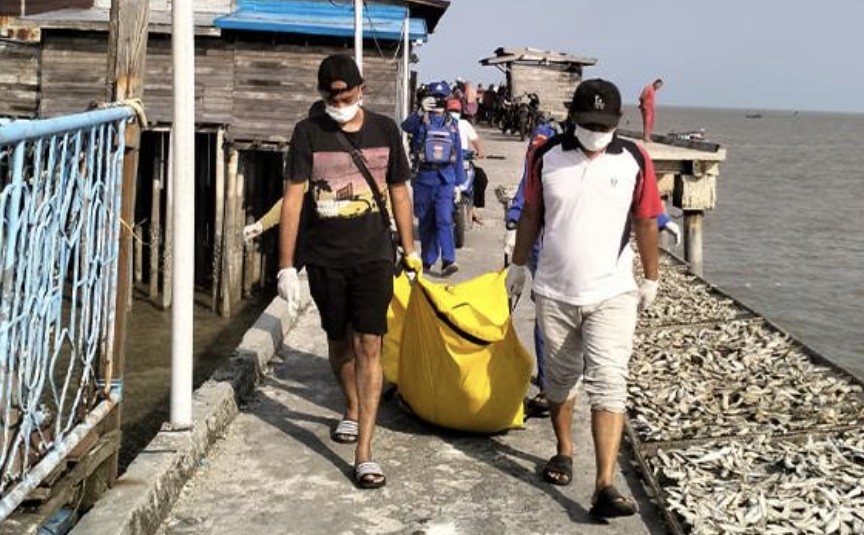 Polisi evakuasi mayat yang ditemukan nelayan di Rohil (foto/ist)