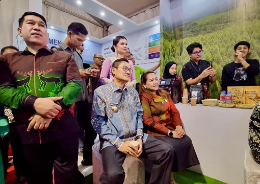 Pj Bupati Pelalawan Dr Jhon Armedi Pinem bersama istri meninjau stand RAPP dan APR di Helat Pelalawan ke-25 (foto/ist)