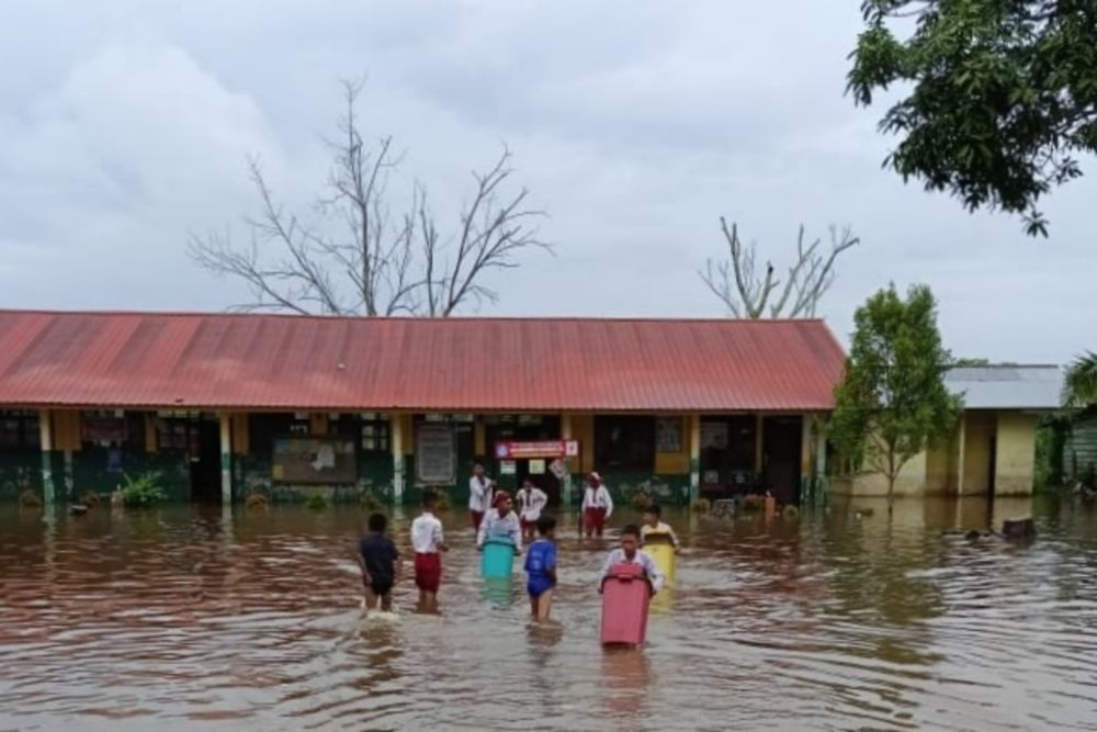 24 sekolah di Pelalawan lumpuh akibat terendam air luapan Sungai Kampar (foto/int)