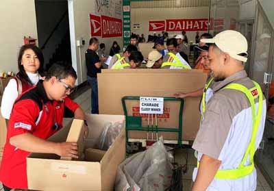 Cuci gudang oli dan suku cadang Daihatsu.