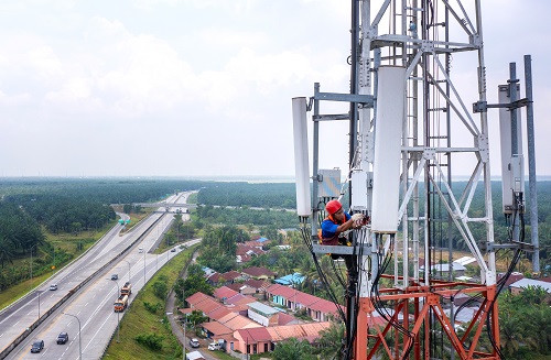 Teknisi XLSMART sedang melakukan pemeliharaan perangkat BTS XLSMART di seputaran TOL Trans Sumatera di Binjai, Sumatera Utara beberapa waktu lalu.(foto: istimewa)
