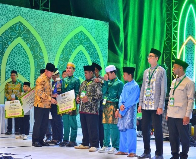 Kafilah Riau menorehkan prestasi gemilang di STQH Nasional XXVIII Kendari 2025 dengan meraih tiga gelar Terbaik 1.