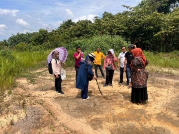 Ahli waris H Husin HDR dan Hj Rosma turun bersama pihak kelurahan ke lokasi tanah orang tua mereka (foto/ist)