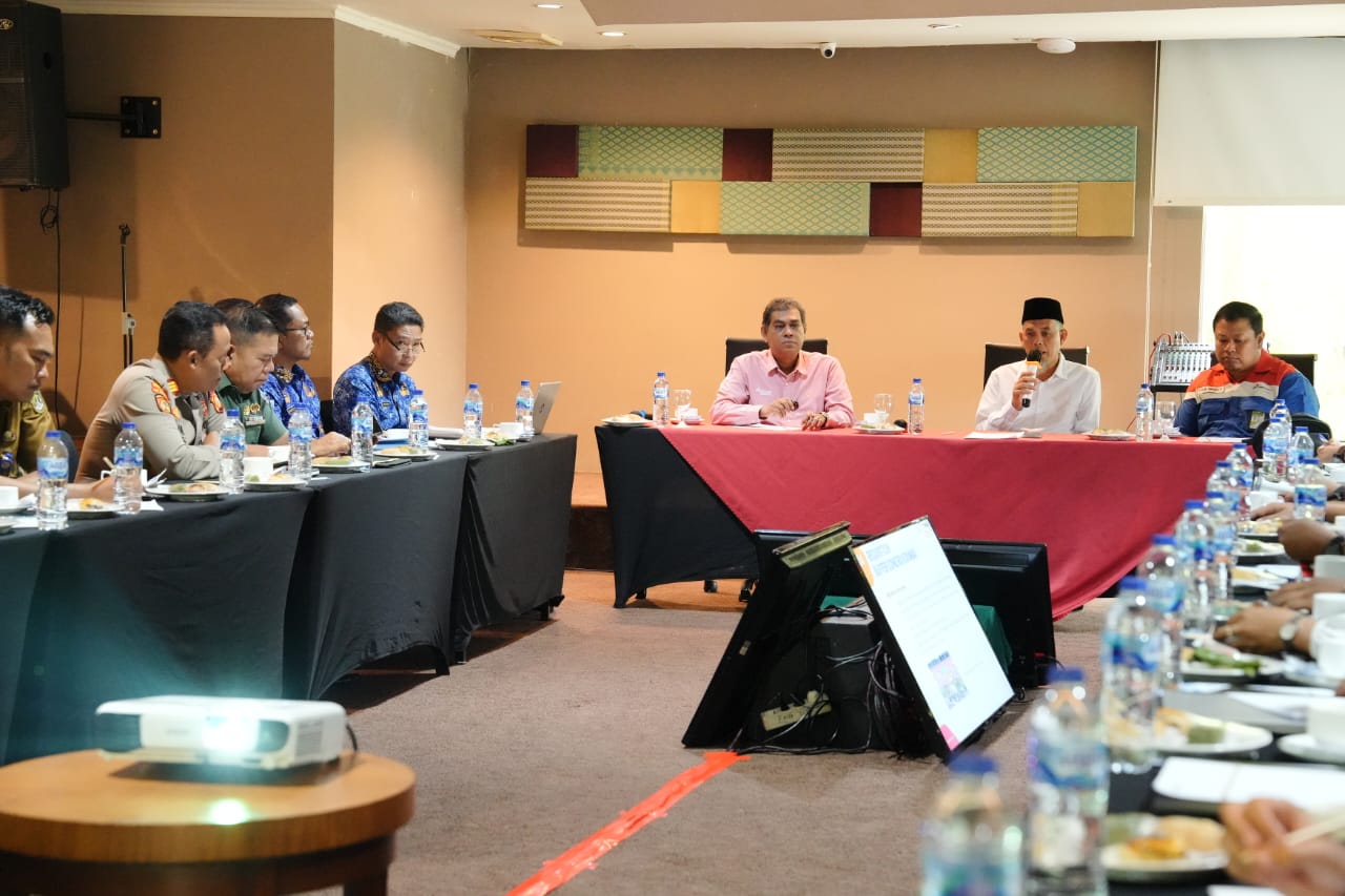 Walikota Dumai Paisal menghadiri rapat membahas update progres penambahan Buffer Zone PT KPI Unit Dumai bertempat di Hotel Grand Zuri (foto/bambang)