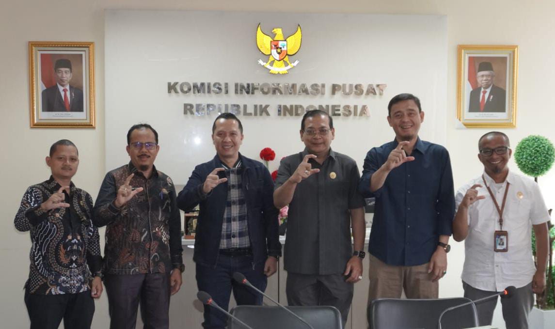 Kepala Kominfotik Kabupaten Rohil, Indra Gunawan, beserta Kabid IKP Juni Rahmat, dan staf PPID Irfai di Kantor KI Pusat (foto/ist)