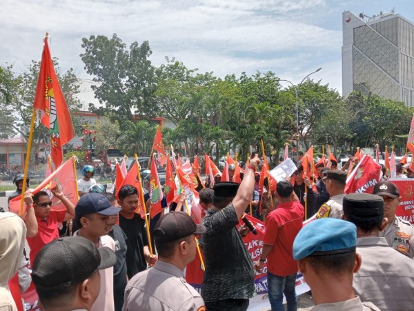 Forum LSM Riau Bersatu menggelar aksi unjuk rasa di Kantor Dinas Pendidikan Provinsi Riau (foto/Yuni)