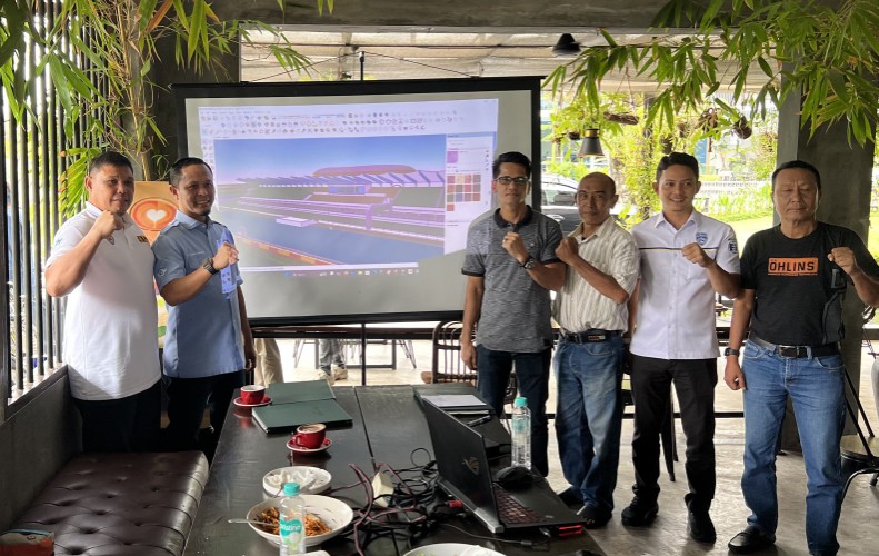 Ketua IMI Riau, Agung Nugroho bertemu dengan pihak konsultan perencanaan pembangunan sirkuit, Pekanbaru (foto/int)