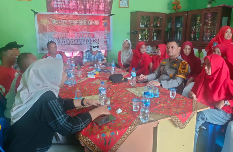 Kapolsek Martin Pimpin Langsung Cooling System di Aula SDN 01 Simpang Kanan (foto/afrizal)