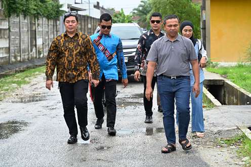 Calon Gubernur Riau nomor urut 1, Abdul Wahid bersama istri berjalan kaki ke TPS 15 Tangkerang Labuai untuk menyalurkan hak suaranya dalam Pilkada Serentak 2024.(foto: sri/halloriau.com)