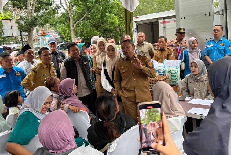 TPID Provinsi Riau menggelar Gerakan Pangan Murah di halaman Kantor Camat Rumbai Barat (foto/riki)
