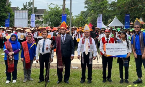 Rektor Unika Santo Thomas Medan, Prof Dr Maidin Gultom SH MHum (keempat dari kiri) membuka program PKKMB di Unika Santo Thomas Medan pada Jumat (2/9/2022).