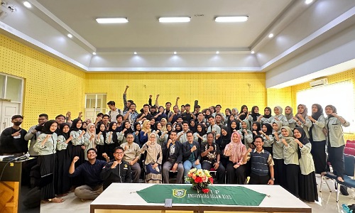 Para mahasiswa FKIP UIR bersama Ruslan Madun dalam workshop Prodi Sendratasik bersama University Malaya Pahang.(foto: istimewa)