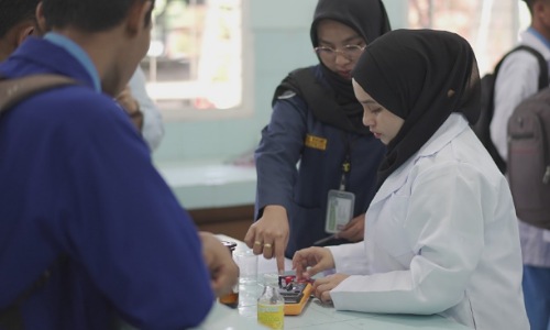 Para peserta mengikuti program Chemistry Explorace Tentative kolaborasi UIR-UTP Malaysia di Kampus UIR.(foto: istimewa)