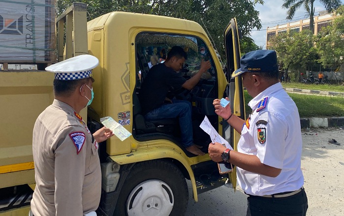 Razia truk ODOL di Pekanbaru.(foto: mcr)