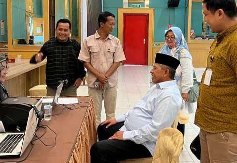 Alfedri saat jalani tes kesehatan di RSUD Arifin Achmad Pekanbaru untuk persyaratan Pilkada Siak 2024.(foto: diana/halloriau.com)