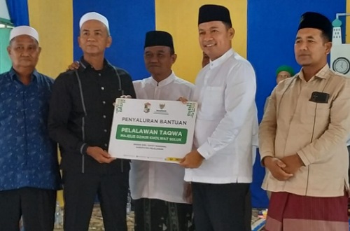 Wabup Pelalawan, Husni Thamrin salurkan bantuan untuk jamaah suluk Pangkalan Kerinci.(foto: andi/halloriau.com)